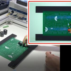 Posizionamento. L'utente colloca il dispositivo da assemblare al PCB in corrispondenza della luce rossa. Rilevato il corretto posizionamento le reti neurali illumineranno di verde lo spot.