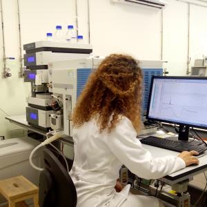 L’analisi con cromatografia liquida abbinata a spettrometria di massa. L’analisi con cromatografia liquida abbinata a spettrometria di massa.