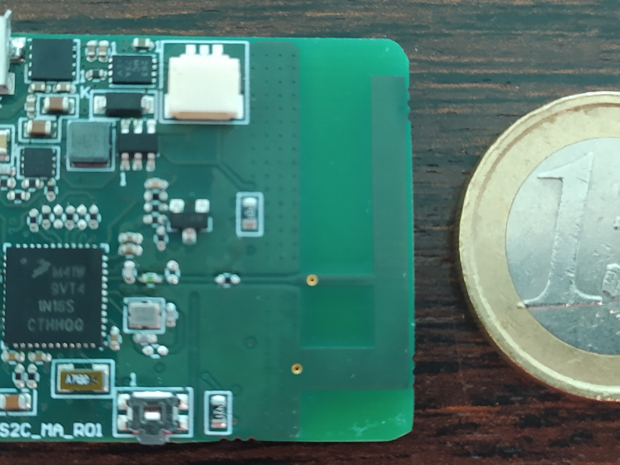 Wireless inertial unit: the dimensions are 40 mm x 30 mm, the weight is 20 g.