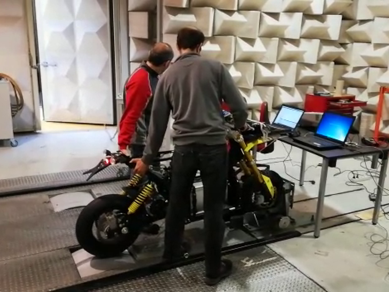 Tests di verifica delle strategie di controllo su rapide variazioni di velocità su banco prova con veicolo leggero. Tests di verifica delle strategie di controllo su rapide variazioni di velocità su banco prova con veicolo leggero.
