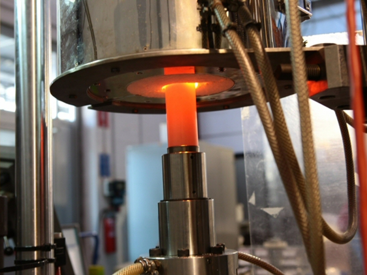 Forno per prove meccaniche ad alta temperatura (fino a 1500°C) Forno per prove meccaniche ad alta temperatura (fino a 1500°C)