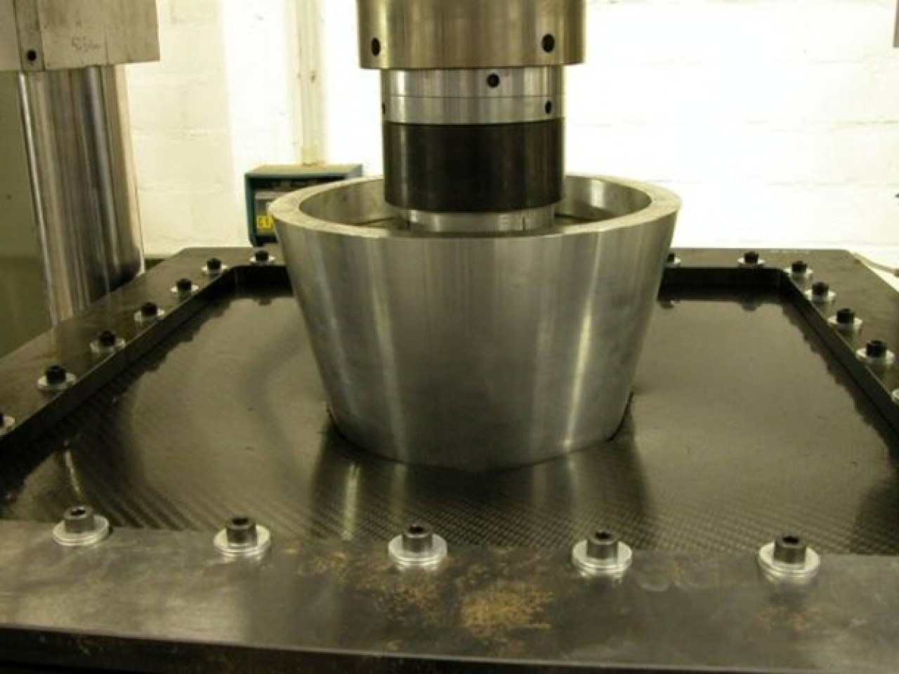 Side Intrusion Test eseguito secondo gli standard FIA: penetrazione del cono intrusore a fine prova. Side Intrusion Test eseguito secondo gli standard FIA: penetrazione del cono intrusore a fine prova.